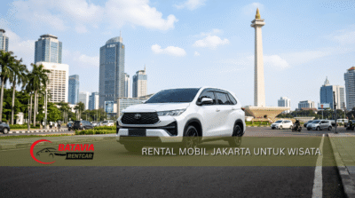 Rental mobil Jakarta untuk wisata keliling Jakarta dengan mobil Innova putih dan latar Monas